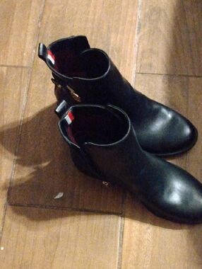 Tommy Hilfiger Black Leather Chelsea Ankle Booties with Signature Pull Tabs